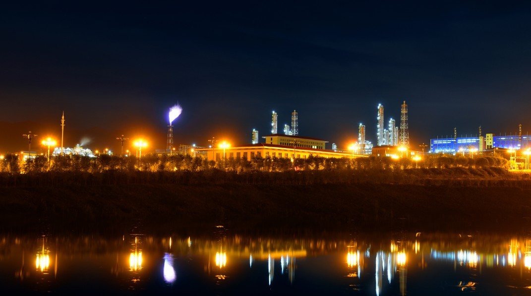 湖中倒影（新疆集團(tuán) 賴(lài)宇寧攝）